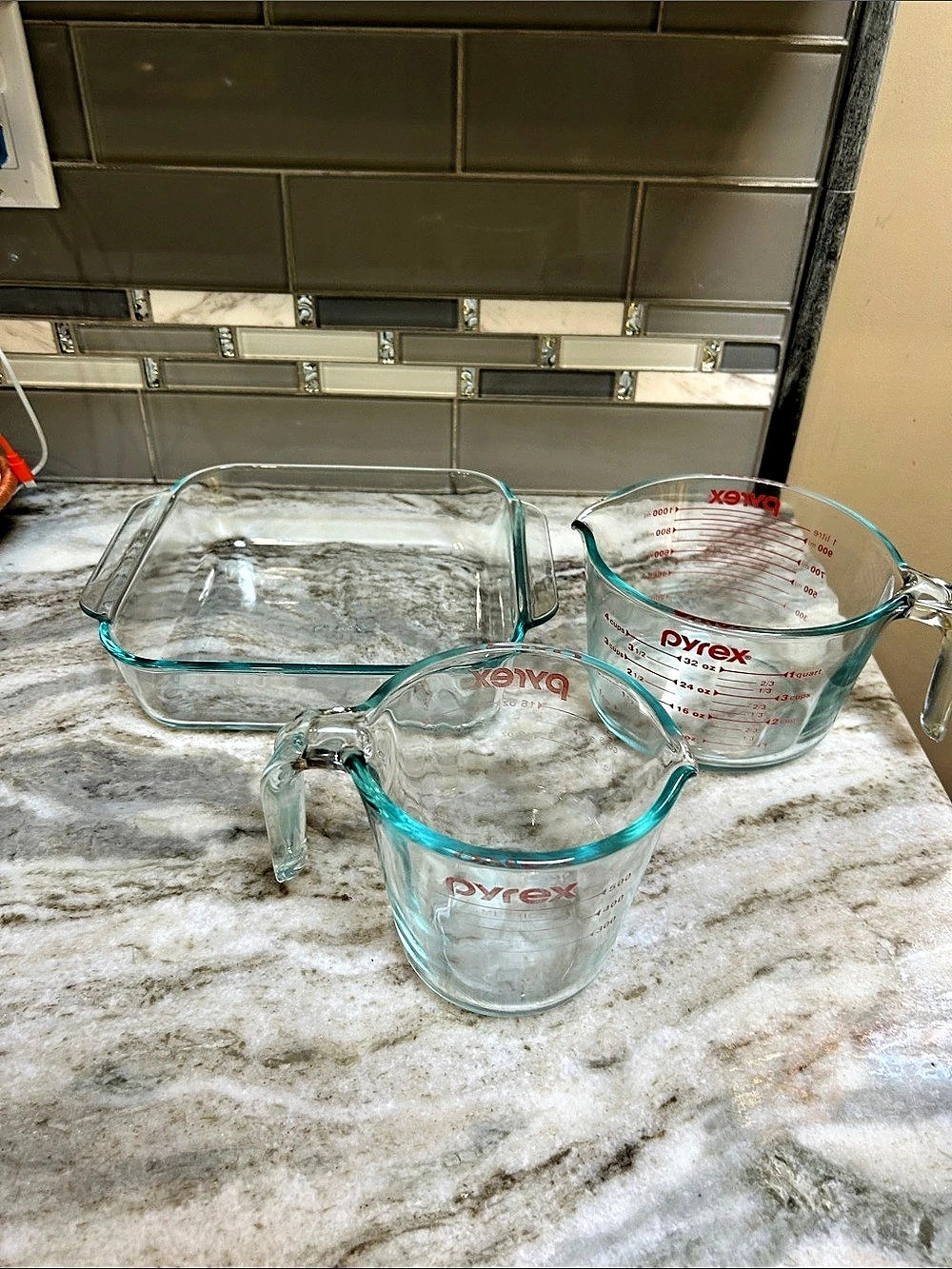 Pyrex Glass Bakeware and Measuring Cup Set 3 pieces 9 inch baking dish & 2 cups